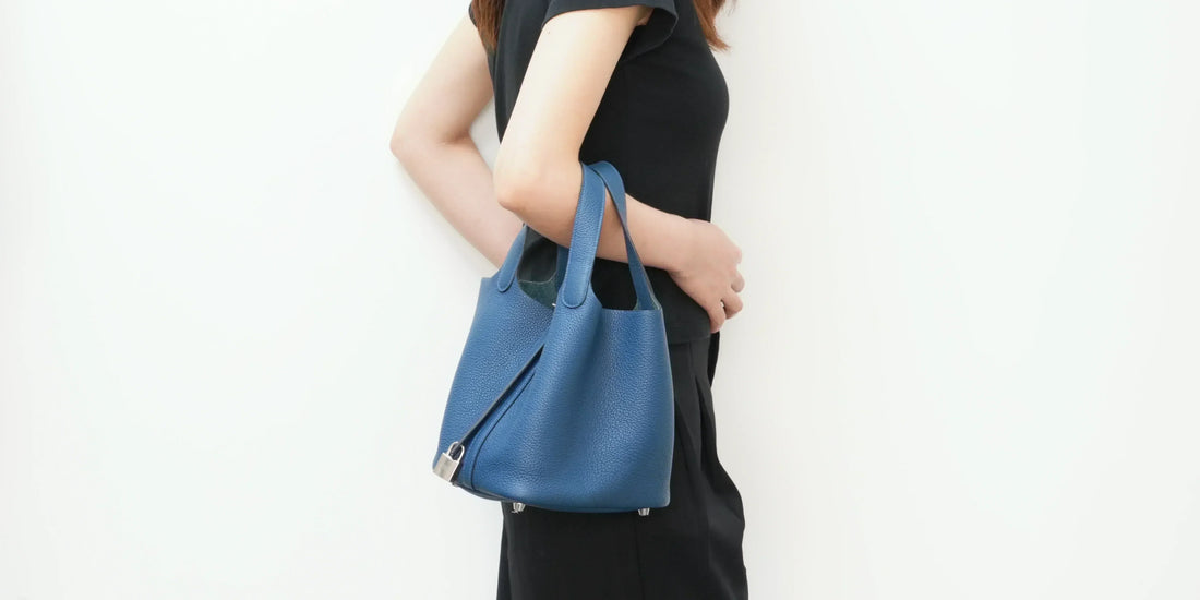 Hermès Picotin Lock bucket bag in blue Clemence leather, front view