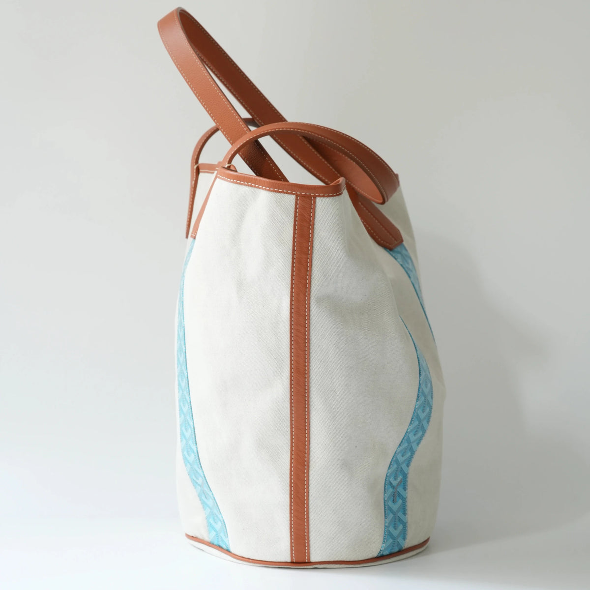 Side view: Side view of Goyard Belharra MM tote, showing bag depth, leather handle structure and tapered silhouette 3