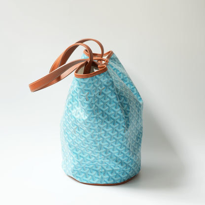 Side view: Side view of Goyard Belharra MM tote, showing bag depth, leather handle structure and tapered silhouette