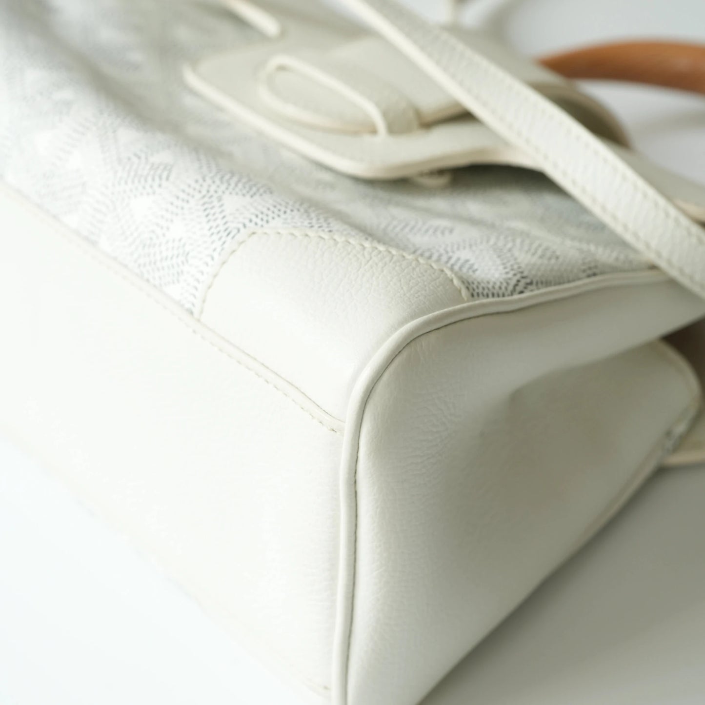 Detail view of beech wood handle and Goyardine chevron monogram pattern