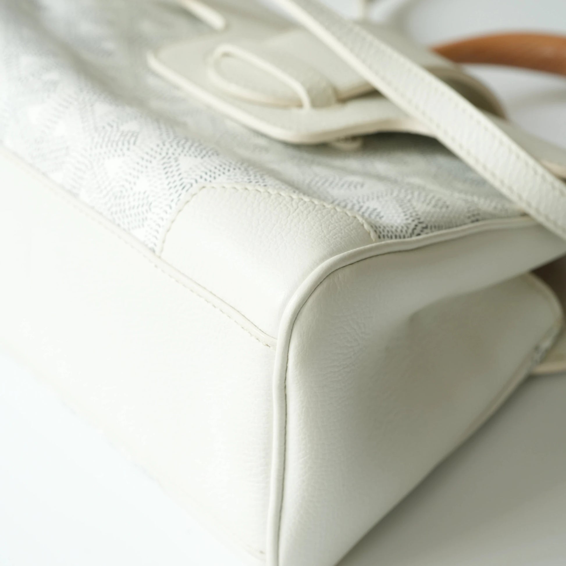 Detail view of beech wood handle and Goyardine chevron monogram pattern