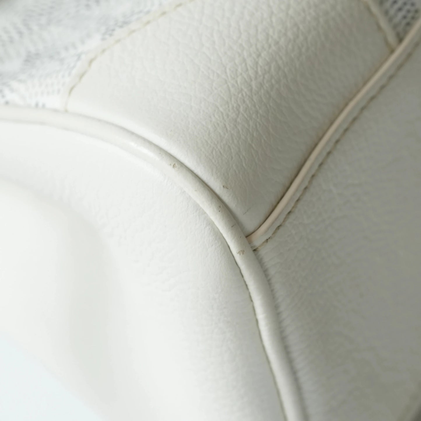 Detail view of beech wood handle and Goyardine chevron monogram pattern