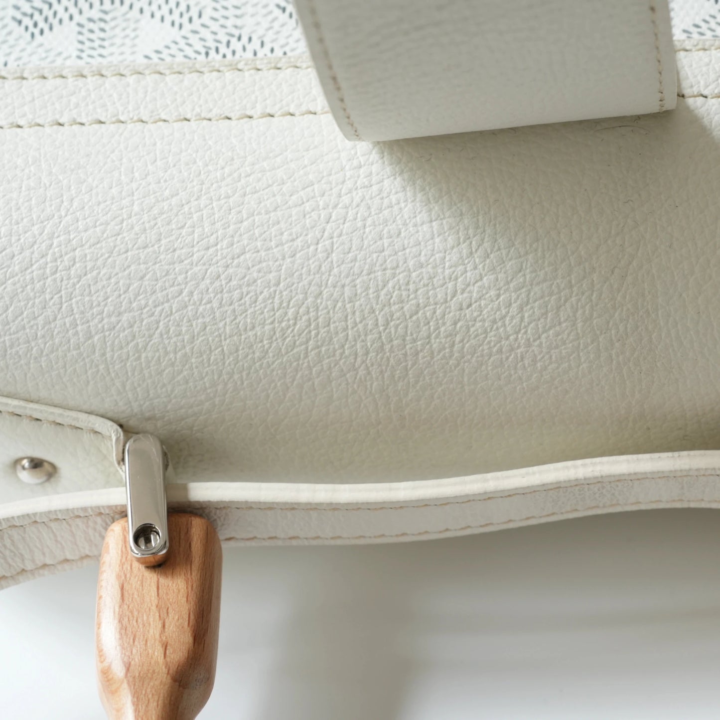 Detail view of beech wood handle and Goyardine chevron monogram pattern