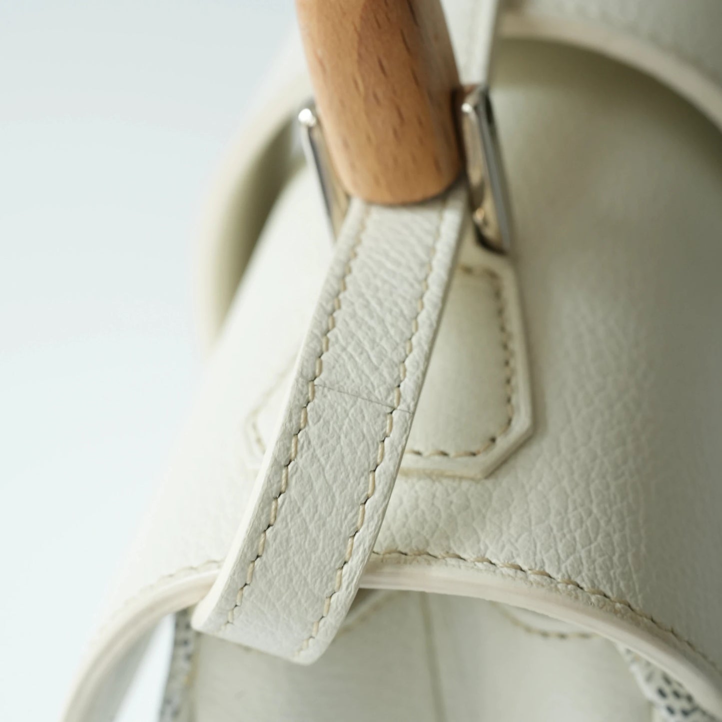 Detail view of beech wood handle and Goyardine chevron monogram pattern