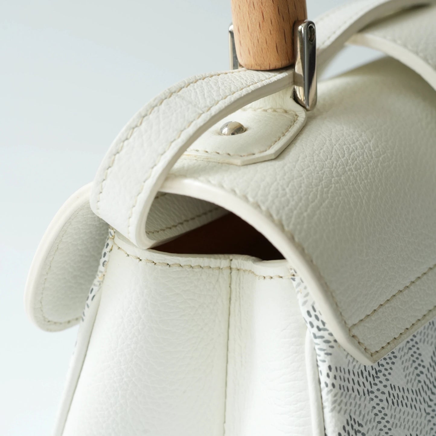 Detail view of beech wood handle and Goyardine chevron monogram pattern