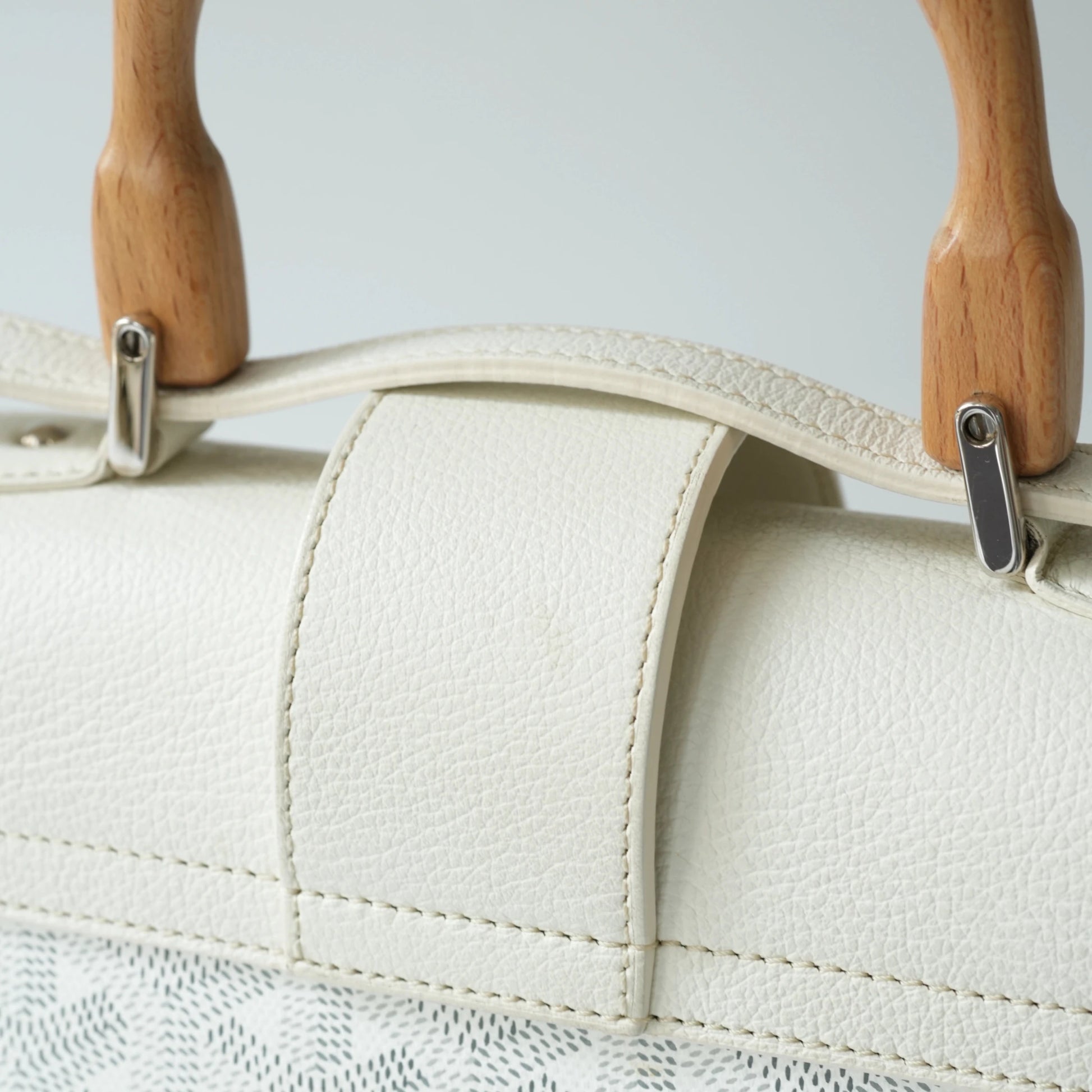 Detail view of beech wood handle and Goyardine chevron monogram pattern