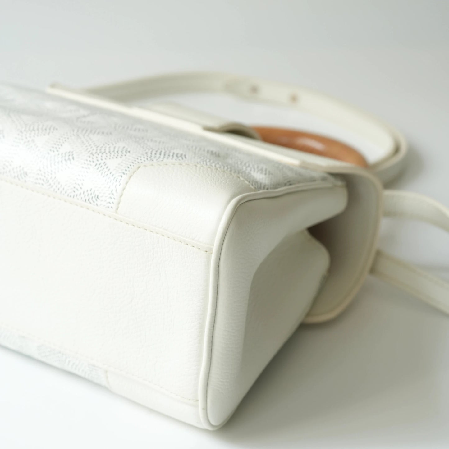 Detail view of beech wood handle and Goyardine chevron monogram pattern