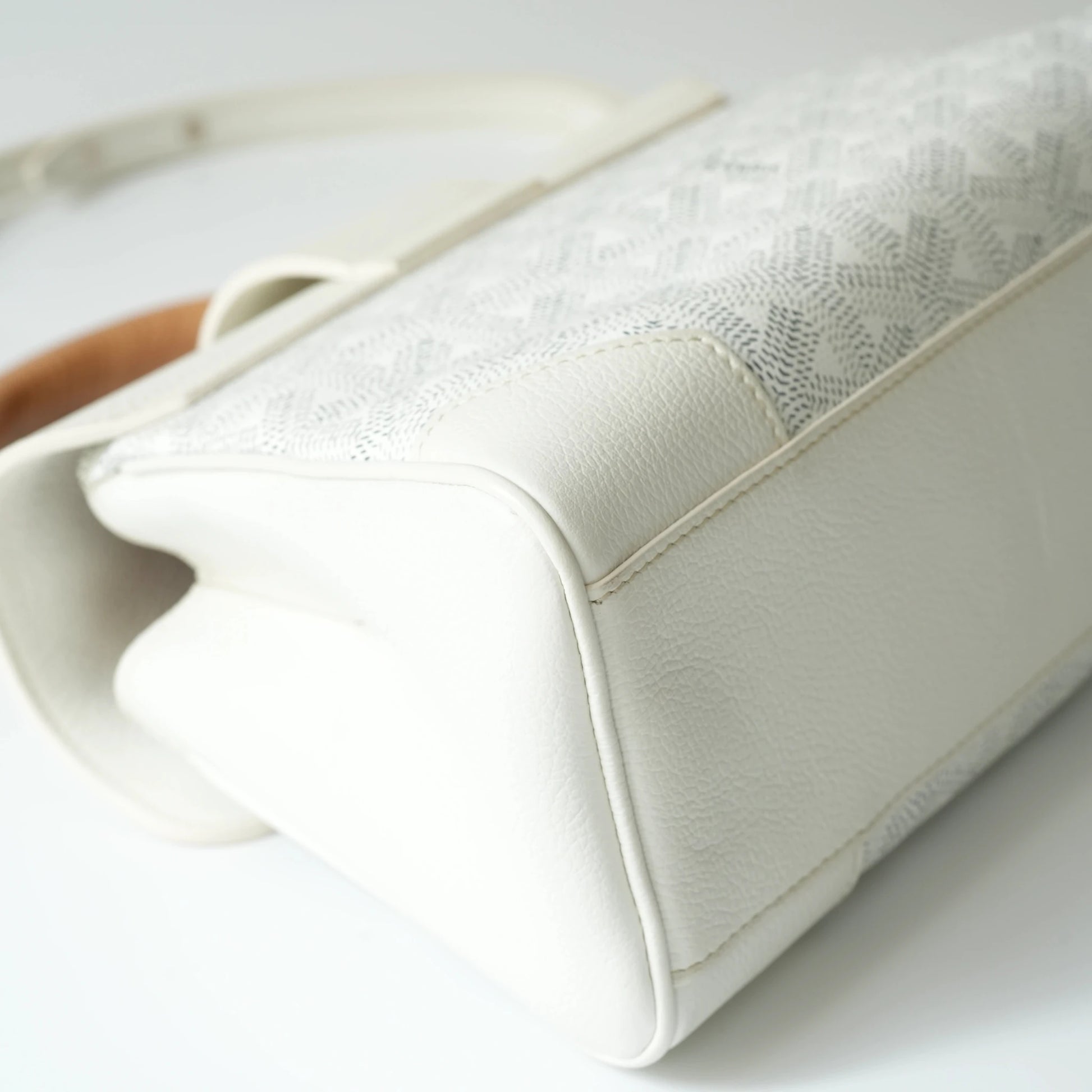 Detail view of beech wood handle and Goyardine chevron monogram pattern